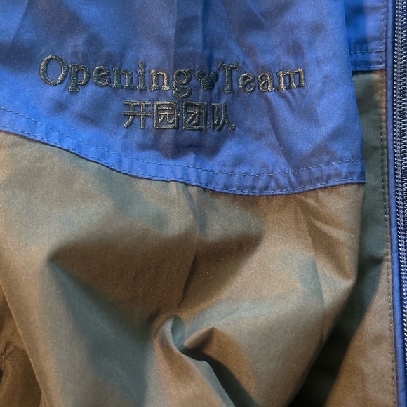 Shanghai Disney 2016 Opening Day Team Rain Jacket Extra Small Rare Cast Member - Picture 2 of 3